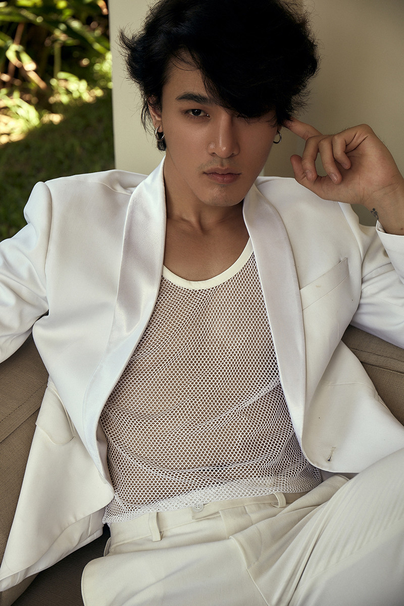 Ngoài các hoạt động trên, Khương Lê còn là một người mẫu ảnh được nhiều thương hiệu để mắt đến, với thần thái lạnh lùng, lãng tử, nam diễn viên trẻ dễ dàng nổi bật trong các shoot hình cực kỳ sang chảnh như trên tạp chí.