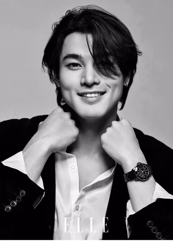 Cơ duyên đưa Khương Lê đến với bộ phim Gái Già Lắm Chiêu là trong một lần hai vị đạo diễn đã nhìn trúng hot boy này trong bộ ảnh lookbook mà anh chụp.