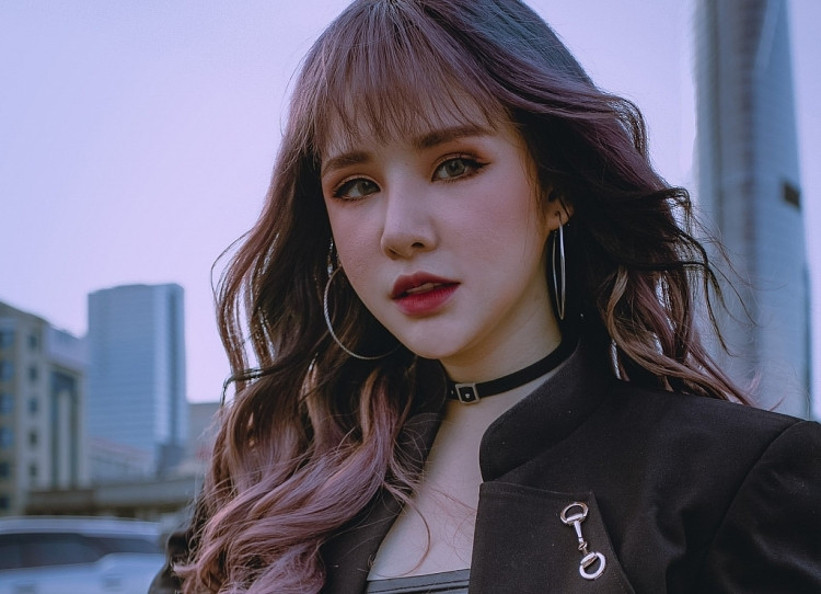 Một người lúc nào cũng đứng từ xa dõi theo từng bước chân trên con đường tôi đang đi, rồi lại âm thầm bước đến đỡ tay mỗi khi tôi vấp ngã”, Yến Tatoo viết.