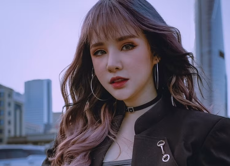 Một người lúc nào cũng đứng từ xa dõi theo từng bước chân trên con đường tôi đang đi, rồi lại âm thầm bước đến đỡ tay mỗi khi tôi vấp ngã”, Yến Tatoo viết.