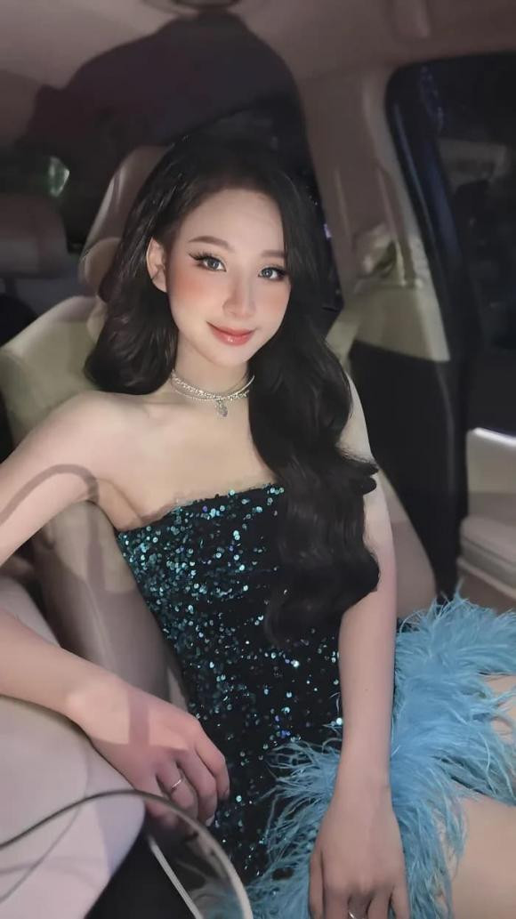 “Phía sau Yến, ngoài gia đình luôn có một người âm thầm dõi theo và ủng hộ về mọi mặt. Một người giúp tôi thay đổi tư duy, lối sống và cách suy nghĩ. Một người giúp tôi biết yêu bản thân và nhận ra giá trị của bản thân...