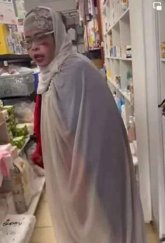 Cụ thể, trong clip "thánh quỵt" Bella bị tố "dòm ngó" đến tiền cúng ông Địa trong một shop quần áo. Vẫn với thái độ thách thức, người phụ nữ này phủ nhận còn nói chủ shop cứ mời cơ quan chức năng đến làm việc. Cô cho biết mình đến shop thời trang để đi xem đồ.