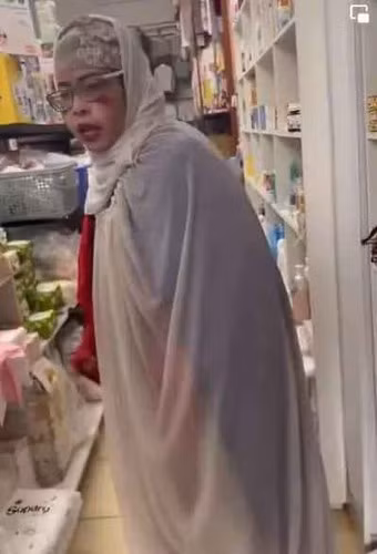 Cụ thể, trong clip "thánh quỵt" Bella bị tố "dòm ngó" đến tiền cúng ông Địa trong một shop quần áo. Vẫn với thái độ thách thức, người phụ nữ này phủ nhận còn nói chủ shop cứ mời cơ quan chức năng đến làm việc. Cô cho biết mình đến shop thời trang để đi xem đồ.