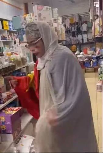 Cách đây chưa lâu trên một fanpage đăng tải clip về hình ảnh mới của Bella cùng chia sẻ: "Bella định thực hiện phi vụ thế kỉ nhưng không thành công. Cơ mà hóa trang cũng ấn tượng ấy".