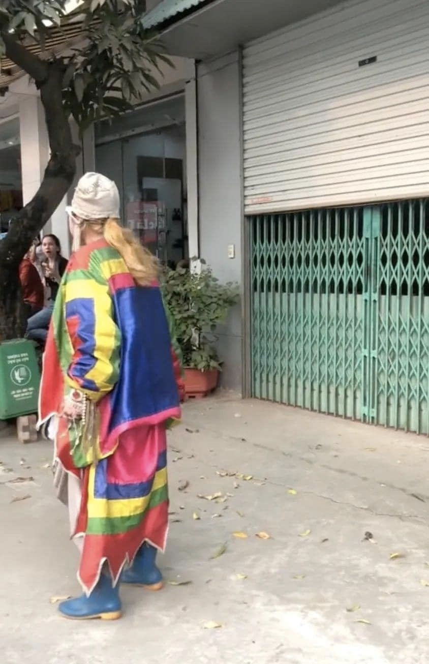 Chưa hết, nhiều người cũng tỏ ra e ngại rằng cứ lang thang thế này Bella đứng trước nhiều nguy cơ như bị đánh hay có thể nguy cơ bị lạm dụng...