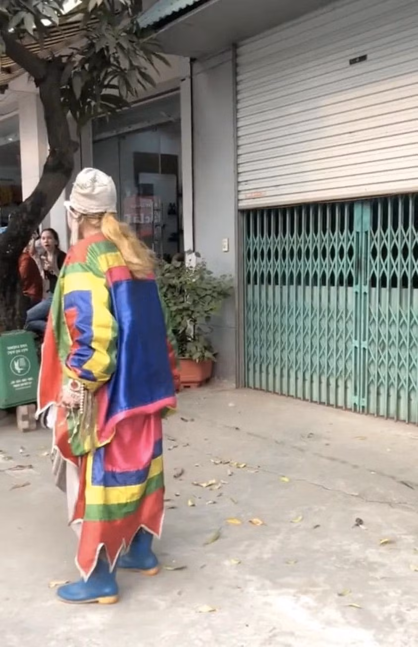 Chưa hết, nhiều người cũng tỏ ra e ngại rằng cứ lang thang thế này Bella đứng trước nhiều nguy cơ như bị đánh hay có thể nguy cơ bị lạm dụng...