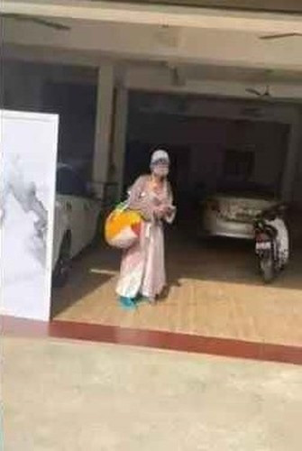 Sau khi con trai có cuộc sống tốt hơn nhờ sự giúp đỡ của nhà tài trợ, Bella đi phượt khắp các tỉnh thành với phong cách "không đụng hàng".