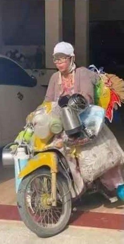 Bella cũng từng khiến dân mạng bức xúc khi có hành động khó hiểu với con nhỏ đó là vừa bé con, vừa hút thuốc.