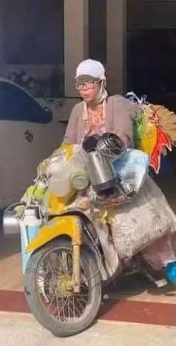 Bella cũng từng khiến dân mạng bức xúc khi có hành động khó hiểu với con nhỏ đó là vừa bé con, vừa hút thuốc.