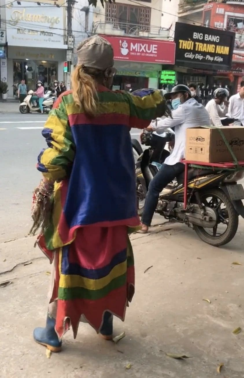 Một số bình luận khác của các netizen thì thể hiện mong muốn các cơ quan chức năng hay những đơn vị bảo trợ xã hội có thể đưa Bella vào những nơi thích hợp để đảm bảo cho người này thay vì việc để cô ta đi lang thang.