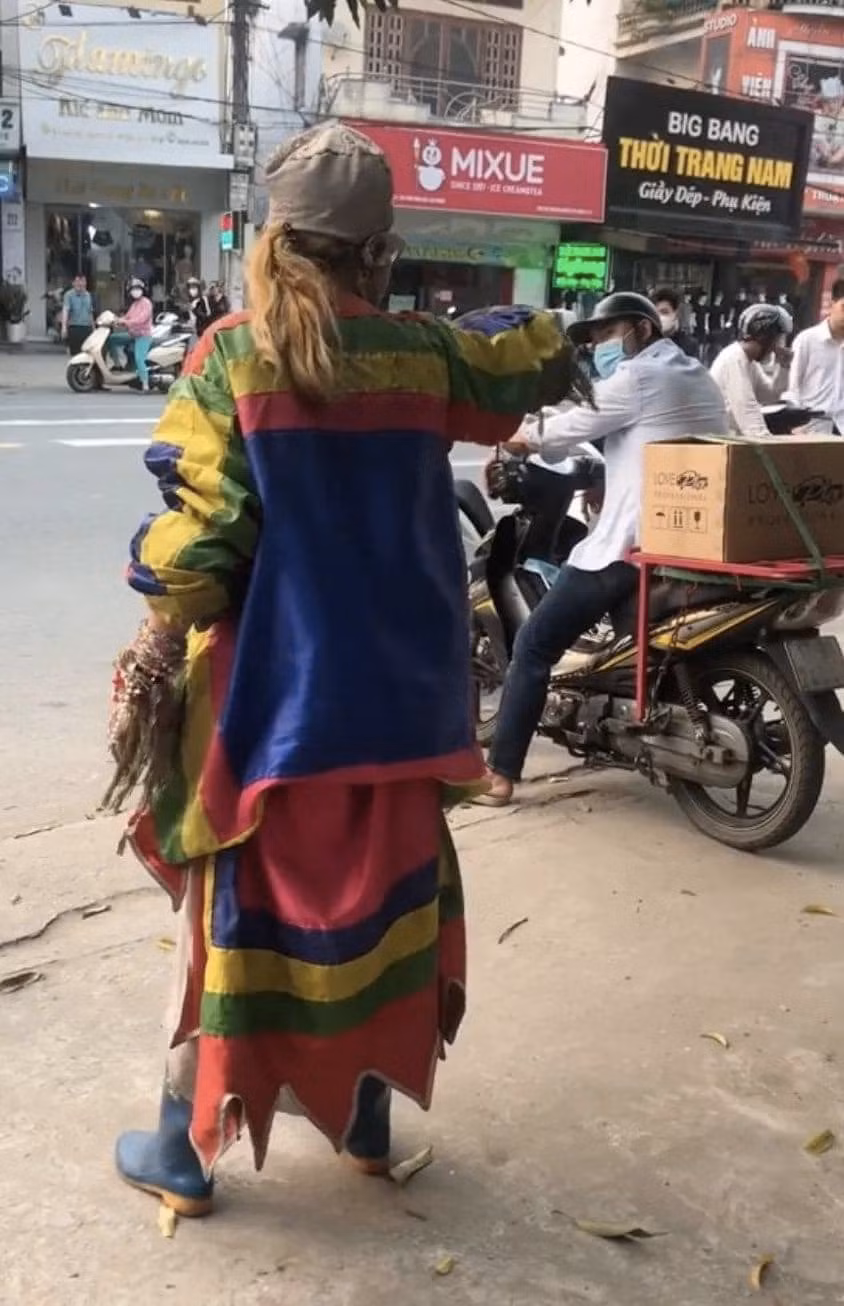 Một số bình luận khác của các netizen thì thể hiện mong muốn các cơ quan chức năng hay những đơn vị bảo trợ xã hội có thể đưa Bella vào những nơi thích hợp để đảm bảo cho người này thay vì việc để cô ta đi lang thang.