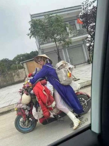 Bella (tên thật Đoàn Thúy Hà) đến từ Hải Dương. Cô nổi tiếng với biệt danh "hot girl quỵt tiền" vì thói quen thường xuyên mua đồ nhưng không chịu trả tiền.