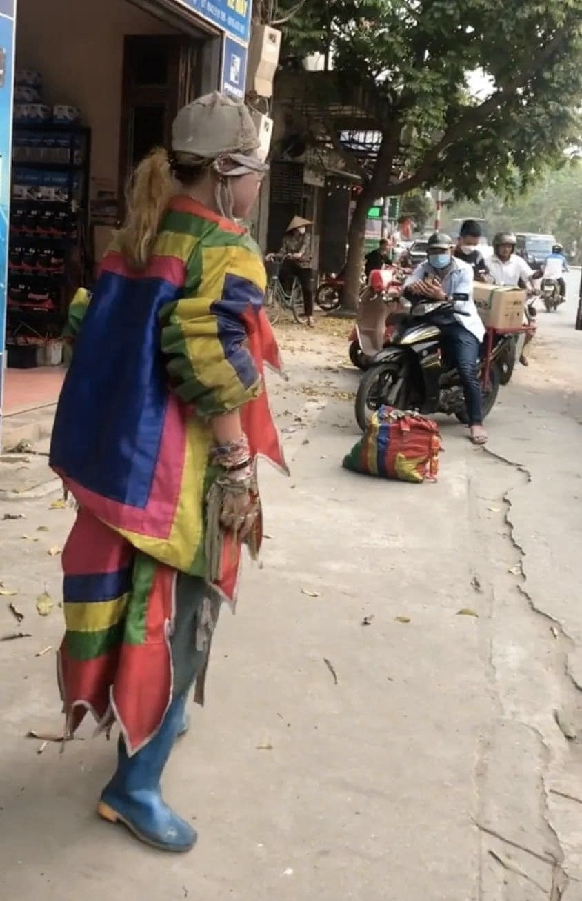 Chứng kiến những hình ảnh này của Bella, nhiều netizen không khỏi xót xa mà để lại bình luận cho rằng bệnh tâm thần của hiện tượng mạng này có dấu hiệu nặng hơn...