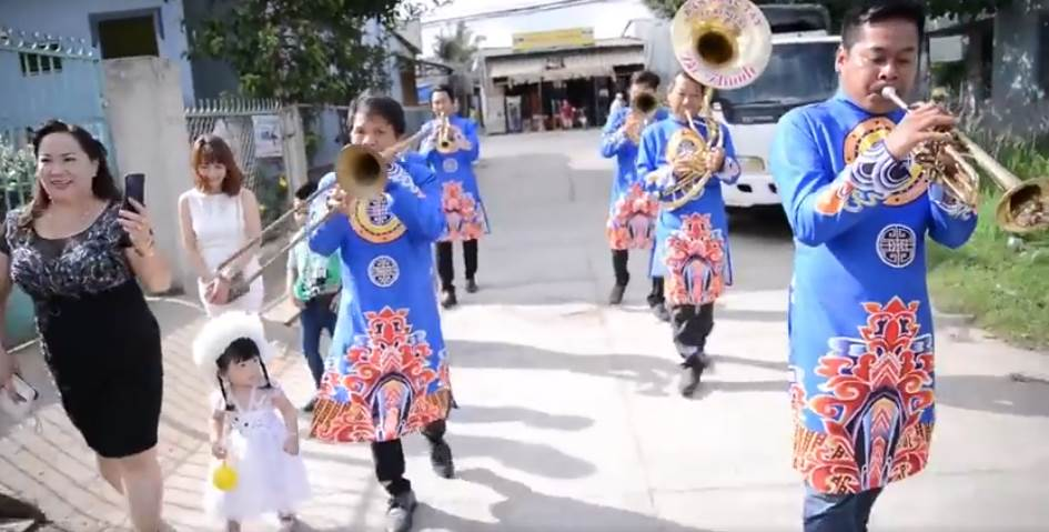Đây cũng là lần đầu tiên ban nhạc kèn Tây diễn trong đám cưới khiến ai nấy đều tò mò, thích thú. Ban đầu, chính chú rể cũng ngại sẽ bị gia đình hai bên phản đối, nhưng cuối cùng mọi người đều ủng hộ, còn quay phim và chụp ảnh để lưu giữ kỉ niệm.