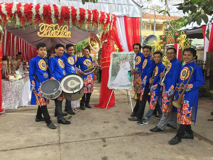 Kèn Tây là nhạc cụ đặc trưng thường sử dụng trong đám tang. Thế nhưng một lễ cưới ở huyện Giồng Trôm (tỉnh Bến Tre) chọn để áp dụng vào đám cưới khiến nhiều người chú ý.