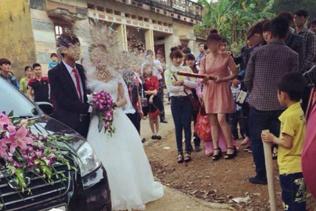 Bắn pháo giấy là điều các đám cưới thường xuyên sử dụng. Tuy nhiên, không ít lần những chàng "pháo thủ" quá tay mà biến cô dâu, chú rể trở thành nạn nhân.