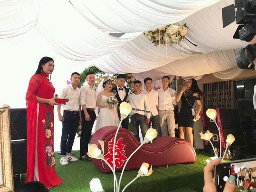 Rất nhiều người sẵn sàng "troll" cô dâu, chú rể trong ngày cưới bằng những vật phẩm cực bá đạo.