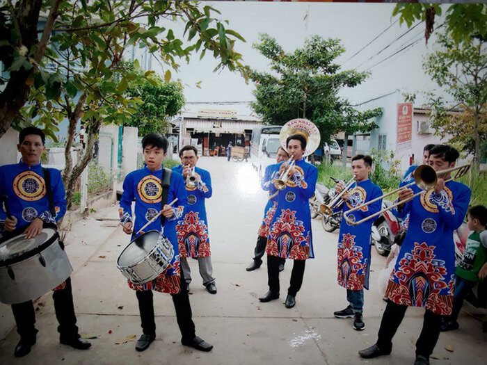 Được biết, chú rể của đám cưới này theo nghề biểu diễn kèn Tây được 5 năm. Vì thế, trong ngày cưới anh muốn tạo sự bất ngờ cho vợ cũng như đem lại cái nhìn mới mẻ về kèn Tây dành cho mọi người.