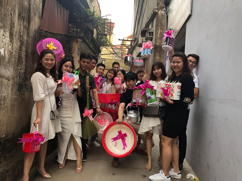 Trong đám cưới, ngoài những trường hợp ngoài ý muốn, các cô dâu, chú rể còn phải chú ý tới nhóm bạn thân. Bởi họ sẽ không để yêu cho đám cưới vì sẵn sàng "troll" những nhân vật chính bằng những món quà mừng cưới.