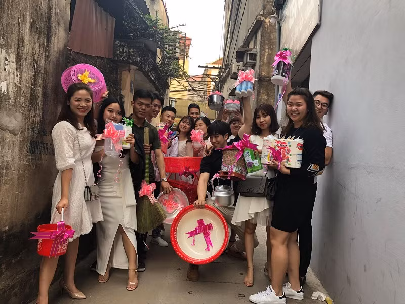 Trong đám cưới, ngoài những trường hợp ngoài ý muốn, các cô dâu, chú rể còn phải chú ý tới nhóm bạn thân. Bởi họ sẽ không để yêu cho đám cưới vì sẵn sàng "troll" những nhân vật chính bằng những món quà mừng cưới.