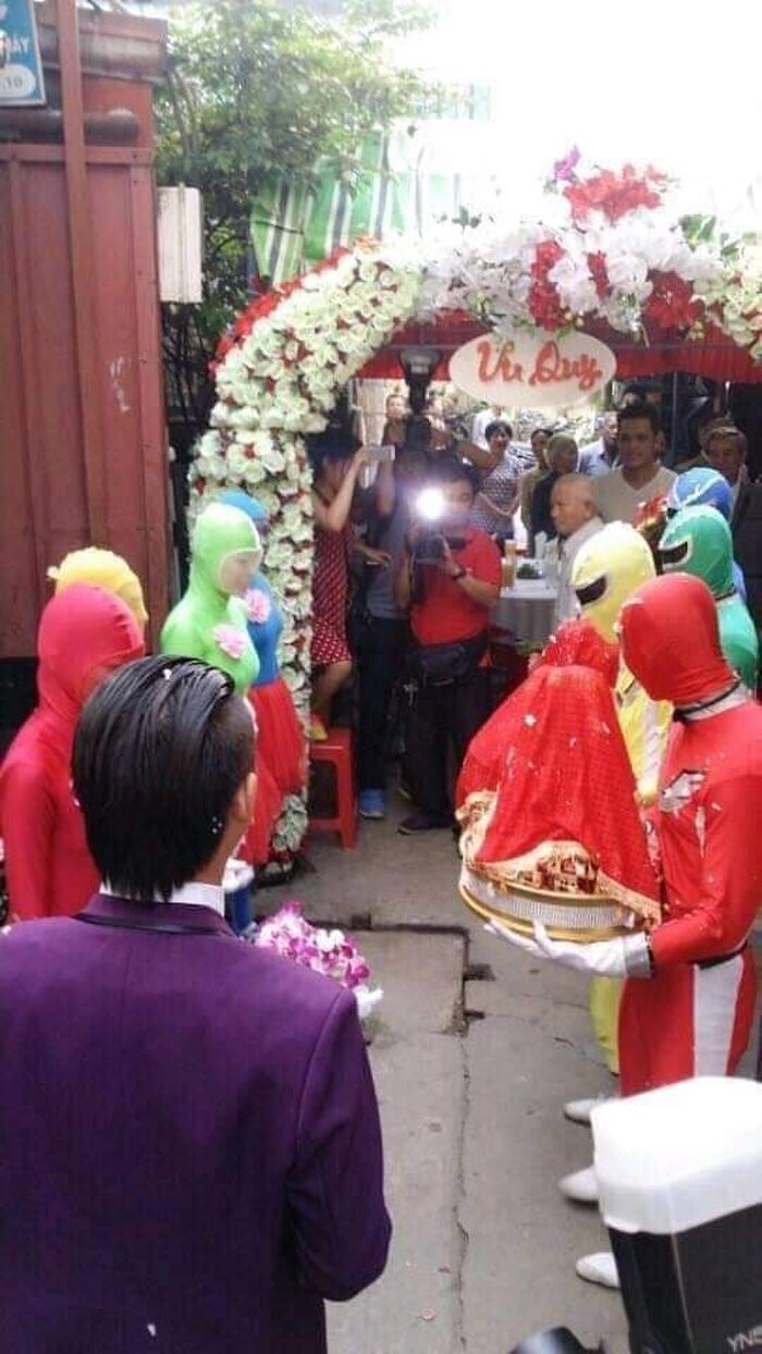 Dàn bê tráp trong truyền thống thường được chuẩn bị trang phục chỉnh tề, thế nhưng đội hình nhà trai và nhà gái trong đám cưới đặc biệt này lại diện đủ “combo siêu nhân” gây chú ý MXH.