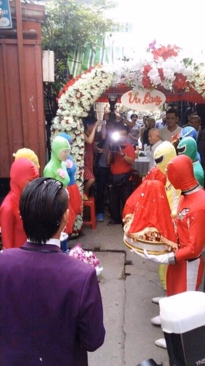 Dàn bê tráp trong truyền thống thường được chuẩn bị trang phục chỉnh tề, thế nhưng đội hình nhà trai và nhà gái trong đám cưới đặc biệt này lại diện đủ “combo siêu nhân” gây chú ý MXH.