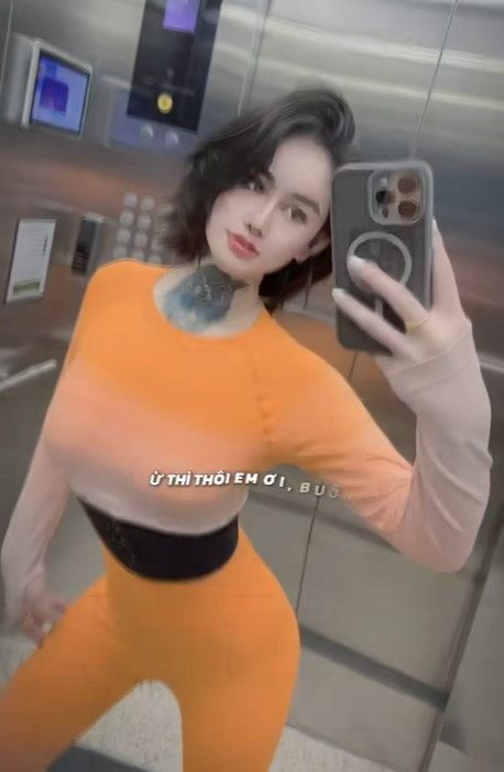 Ngân Baby đã khiến người hâm mộ phải trầm trồ khi thay đổi hoàn toàn diện mạo và tự tin hơn rất nhiều. Cô không chỉ xuất hiện với gu thời trang sành điệu, mà còn tỏa ra một sức hút mạnh mẽ từ vẻ đẹp rạng rỡ và sự tự tin mới mẻ.