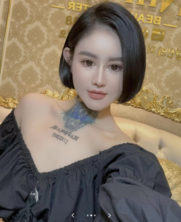 Làn da trắng mịn màng, gương mặt sắc sảo cùng ánh mắt đầy cuốn hút khiến Ngân baby thêm phần nổi bật.