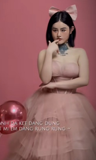 Bên cạnh nhan sắc, phong cách sống của cô cũng có nhiều chuyển biến tích cực. Cô tham gia nhiều hoạt động thể thao, chăm sóc sức khỏe và đặc biệt là chú trọng đến việc phát triển bản thân.