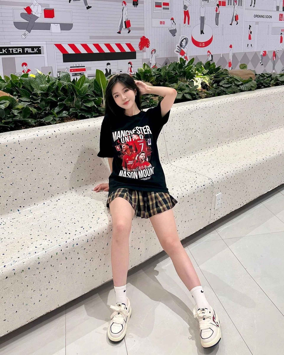 Với gương mặt xinh xắn, cách nói chuyện thông minh và tình yêu cuồng nhiệt dành cho "Quỷ đỏ" (biệt danh của MU), Tú Linh bất ngờ nổi tiếng và được gọi là "hot girl MU" (Ảnh: @tulinhng).