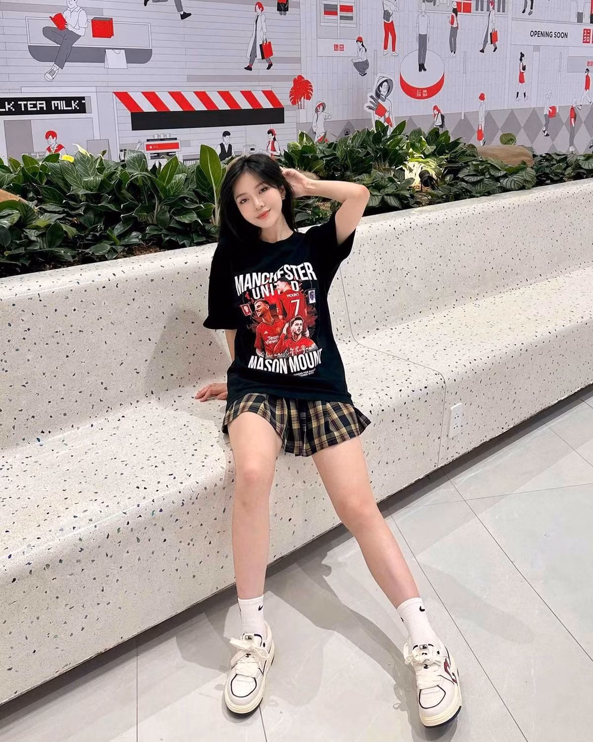 Với gương mặt xinh xắn, cách nói chuyện thông minh và tình yêu cuồng nhiệt dành cho "Quỷ đỏ" (biệt danh của MU), Tú Linh bất ngờ nổi tiếng và được gọi là "hot girl MU" (Ảnh: @tulinhng).