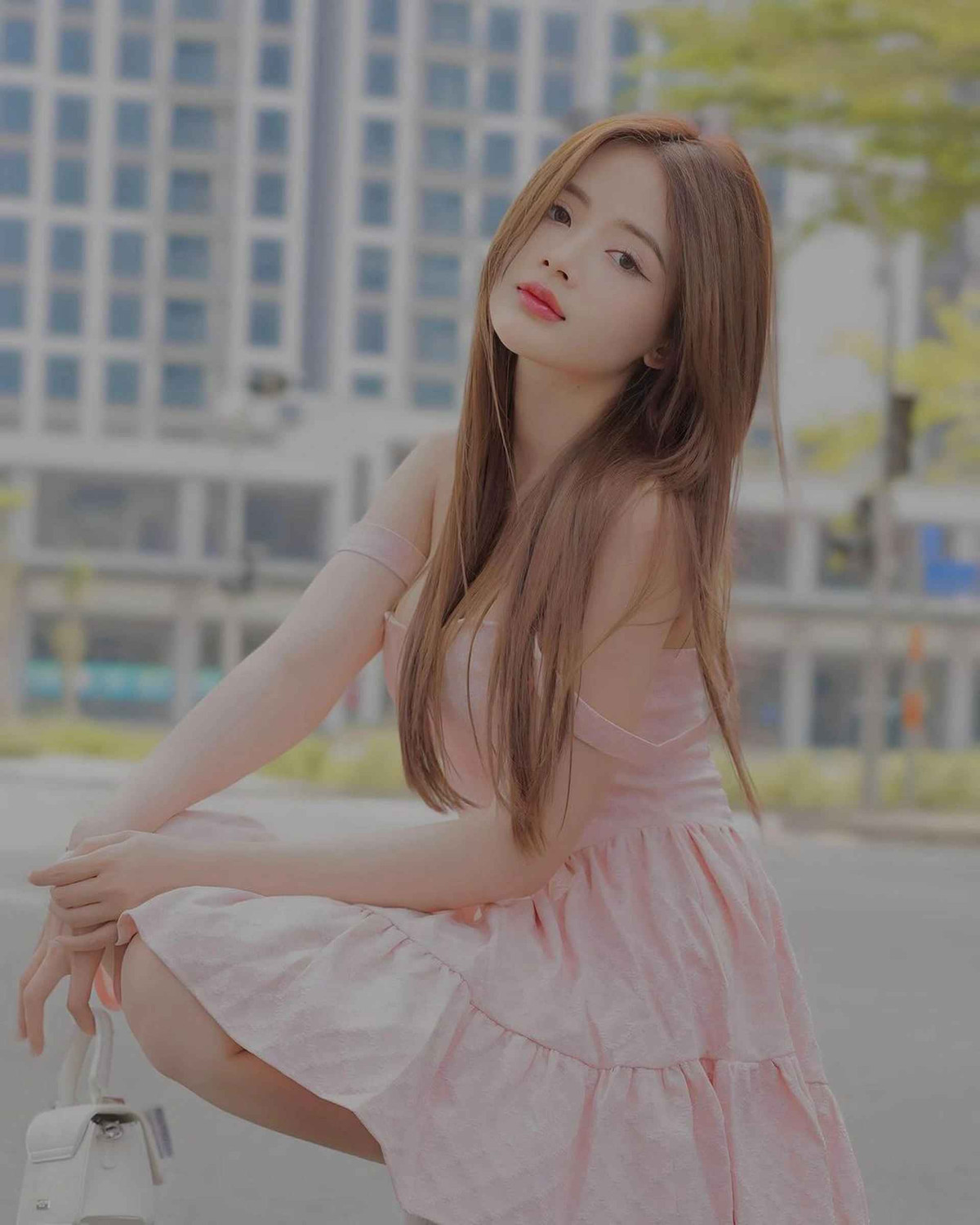 Năm 2013, khi là sinh viên năm nhất Đại học Công nghệ TPHCM, Lê Lý Lan Hương (SN 1994, TPHCM) bỗng "gây sốt" trên mạng nhờ một bức ảnh thẻ. Từ một nữ sinh bình thường, cô được dư luận quan tâm, gọi là "hot girl ảnh thẻ" hay "búp bê ảnh thẻ".