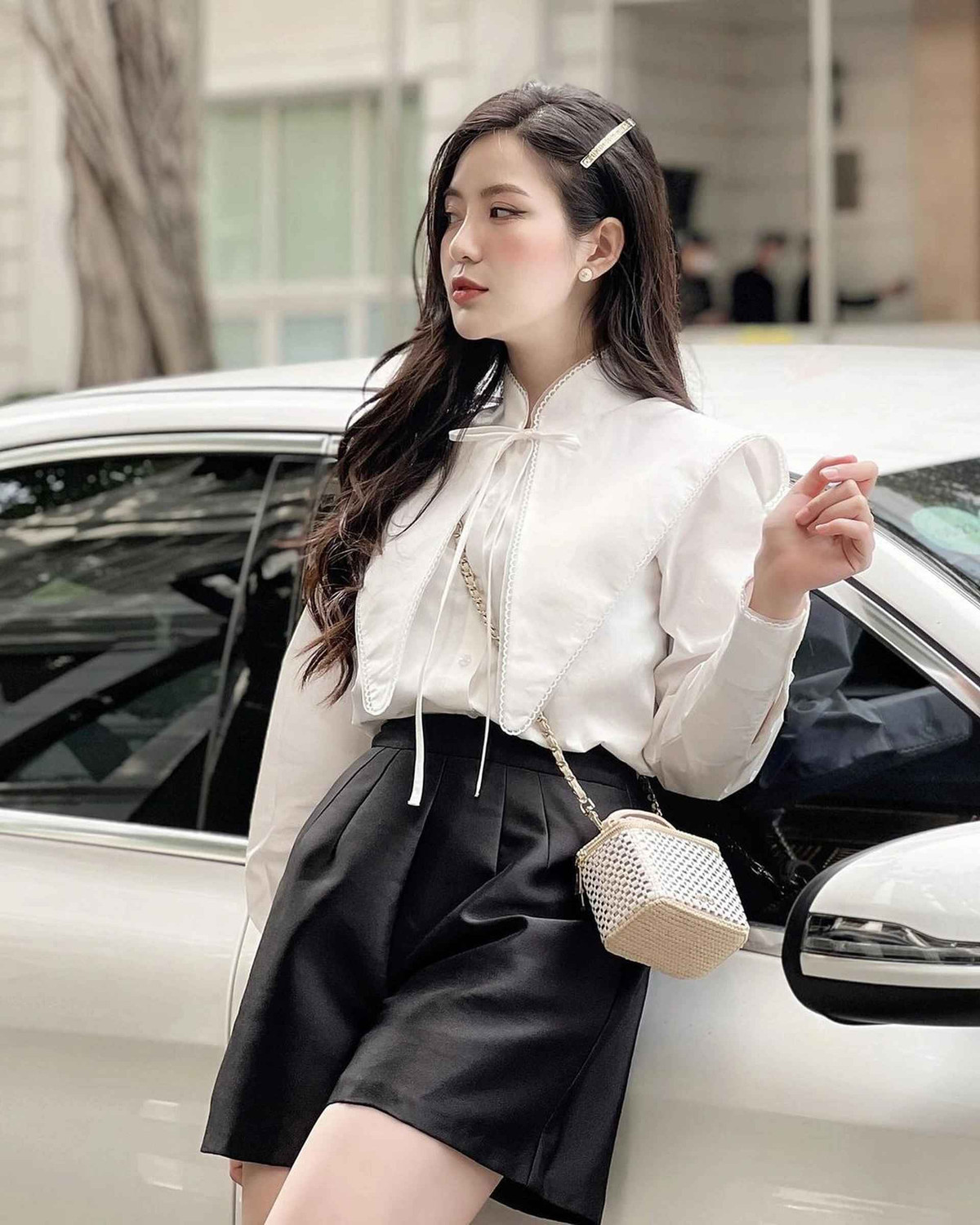 Sau gần 10 năm trở thành hiện tượng trên mạng, Tú Linh hiện có cuộc sống giàu có, được chồng yêu chiều. Người mẹ hai con được khen có vóc dáng thon gọn, gu thời trang cá tính, trẻ trung ở tuổi 33.