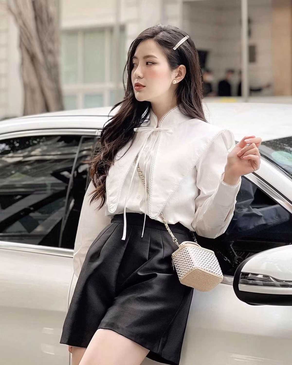 Sau gần 10 năm trở thành hiện tượng trên mạng, Tú Linh hiện có cuộc sống giàu có, được chồng yêu chiều. Người mẹ hai con được khen có vóc dáng thon gọn, gu thời trang cá tính, trẻ trung ở tuổi 33.