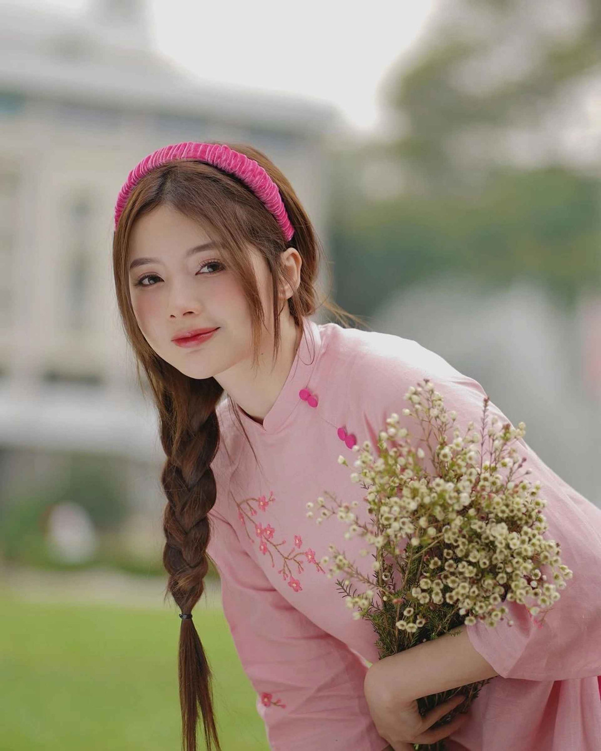 Sau khi tốt nghiệp đại học, Lan Hương mới nhận lời mời làm mẫu ảnh, tham gia web drama (phim ngắn nhiều tập chiếu trên mạng) và trở thành diễn viên trẻ. Cô cũng thử sức với công việc sáng tạo nội dung trên các kênh mạng xã hội và kinh doanh riêng.