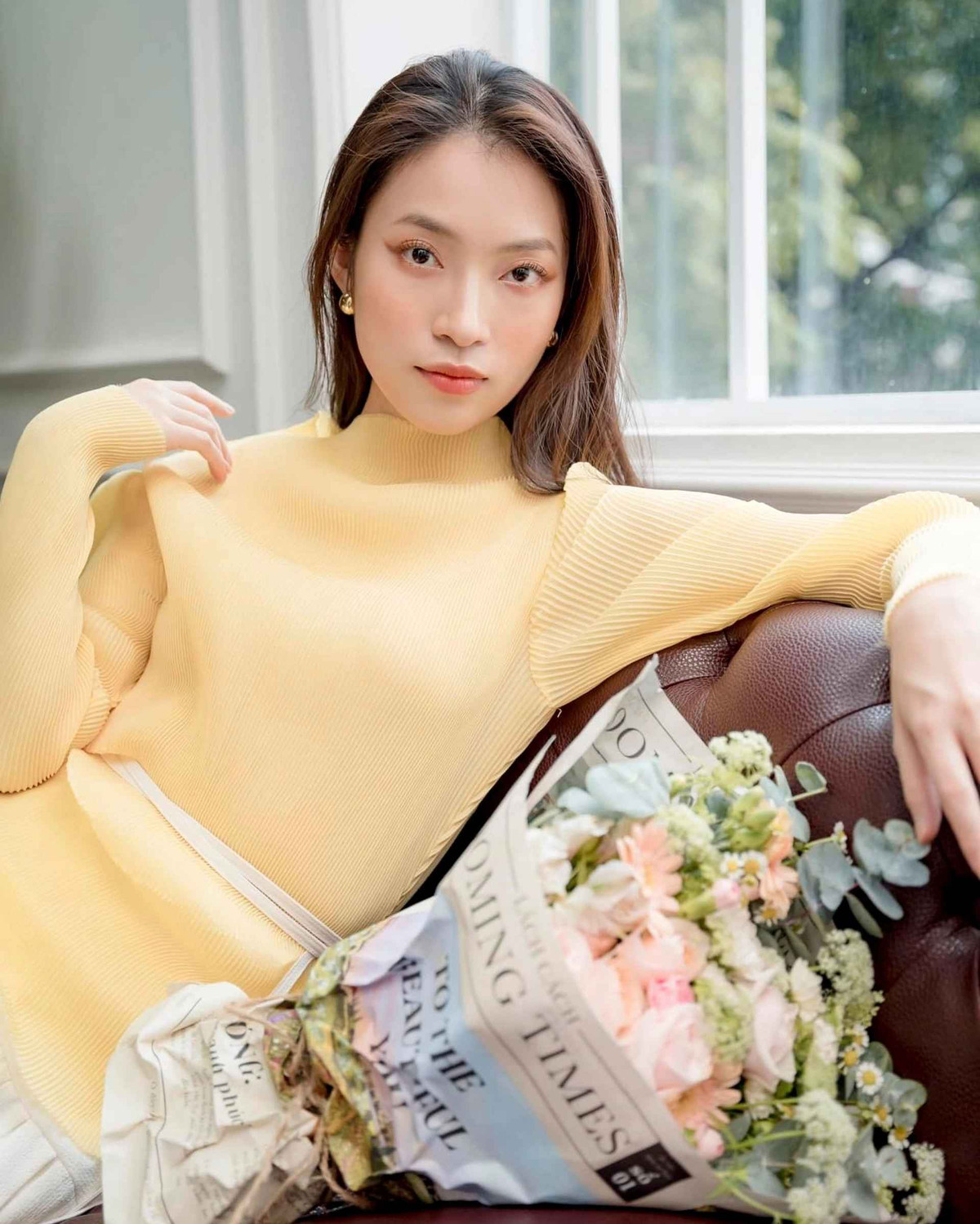 Nhờ làm việc chăm chỉ, Khánh Vy tự mua ô tô riêng, tặng bố mẹ một mảnh đất khi vừa tròn 19 tuổi. Năm 23-24 tuổi, cô lần lượt mua nhà ở Hà Nội và TPHCM, đồng thời tậu xe Mercedes trị giá khoảng 2,5 tỷ đồng.