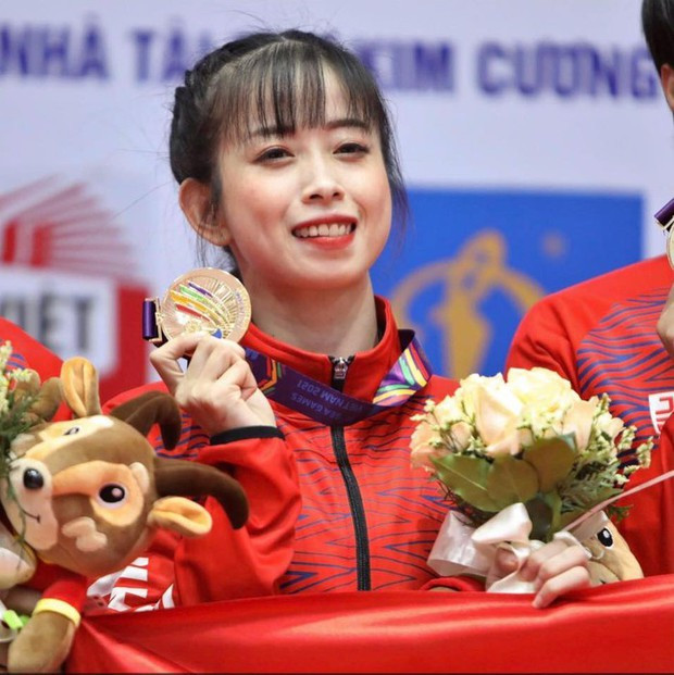 Trong một lần trả lời bình luận từ người quen, Linh Ngọc Đàm đã tự hào khoe sư phụ của mình có huyền đai lục đẳng và hóa ra không ai khác chính là Châu Tuyết Vân.