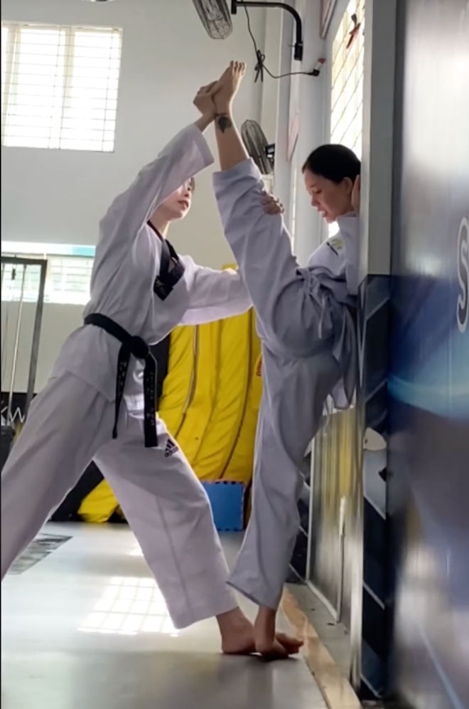 Với fan của Linh Ngọc Đàm vốn đã quen với hình ảnh nữ streamer cá tính, quyến rũ trên mạng, bộ trang phục tập võ mang lại cảm giác gần gũi, khoẻ khoắn và dễ thương bất ngờ.