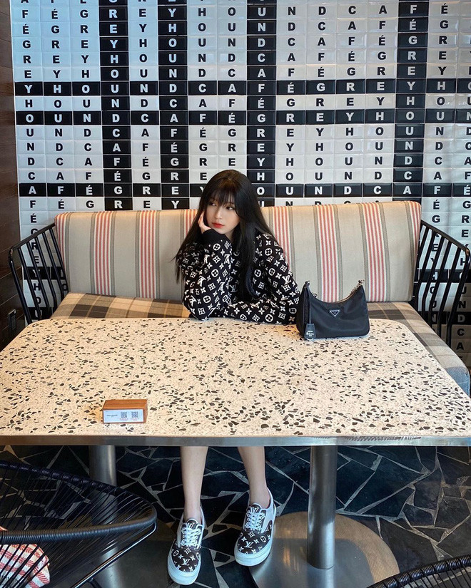 Bâu từng chia sẻ bảng thu chi năm 2019 của mình khiến nhiều người giật mình. Dù bôi đen nhưng số tiền mà dân mạng soi được hot girl này sở hữu khoảng hơn 5 tỷ.