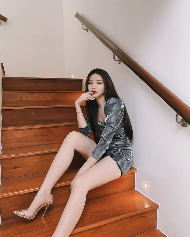 Trên mạng xã hội, hot girl Việt tên Bâu nhận được lượt like cực khủng cùng rất nhiều lời khen “có cánh” như “nữ thần góc nghiêng”, “nữ sinh thiên thần”.