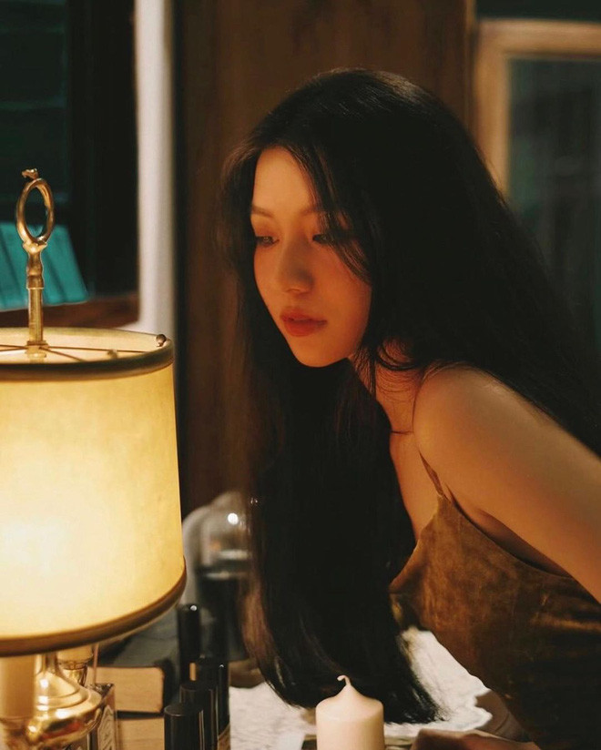 Bâu sở hữu gương mặt V-line với những đường nét hài hoà, cân đối. Đặc biệt nhất sống mũi cao và thon khiến góc nghiêng của cô bạn cực kì ăn ảnh.