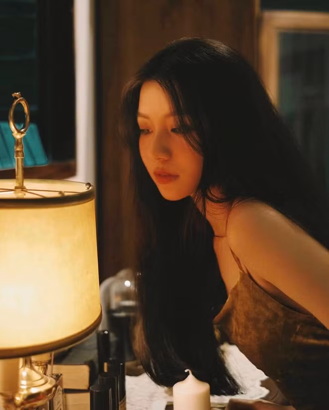 Bâu sở hữu gương mặt V-line với những đường nét hài hoà, cân đối. Đặc biệt nhất sống mũi cao và thon khiến góc nghiêng của cô bạn cực kì ăn ảnh.