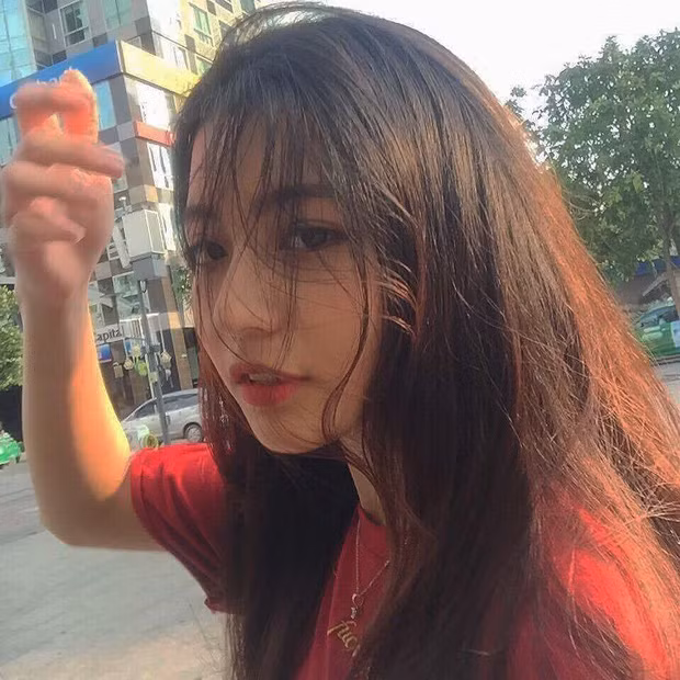 Không chỉ xinh đẹp, Bâu giỏi kinh doanh. Cô nàng không buôn bán online trên Instagram và có hẳn một thương hiệu riêng về skincare và chăm sóc tóc.