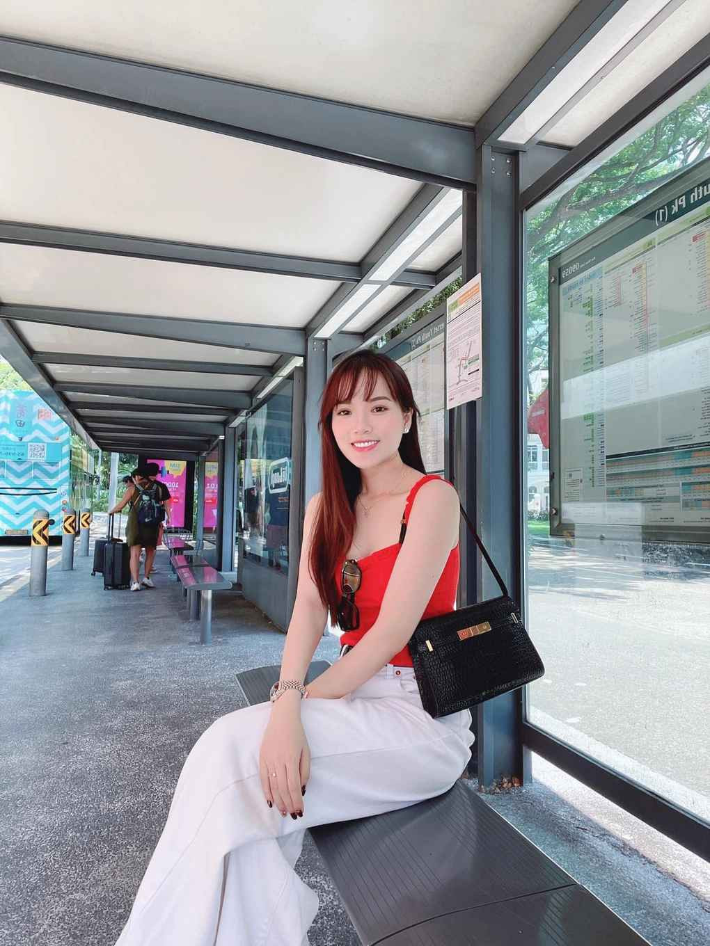 Không còn hình ảnh cá tính, phá cách ở tuổi 18, Chi Hoa hiện tại chuyển hướng sang phong cách thời trang trưởng thành, sang trọng.