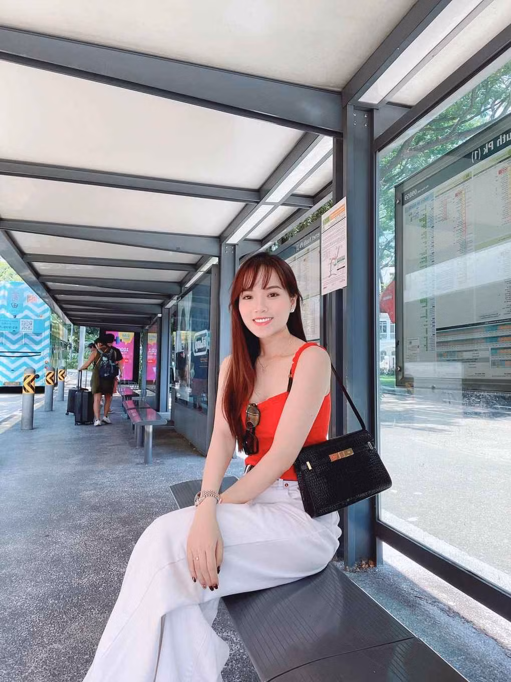 Không còn hình ảnh cá tính, phá cách ở tuổi 18, Chi Hoa hiện tại chuyển hướng sang phong cách thời trang trưởng thành, sang trọng.