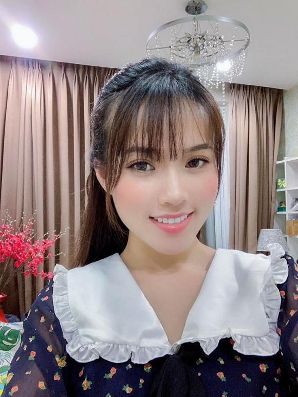 Trải qua hai lần sinh nở, Chi Hoa chăm chỉ tập luyện, ăn uống lành mạnh và nhanh chóng lấy lại được vóc dáng mảnh mai, thon gọn.