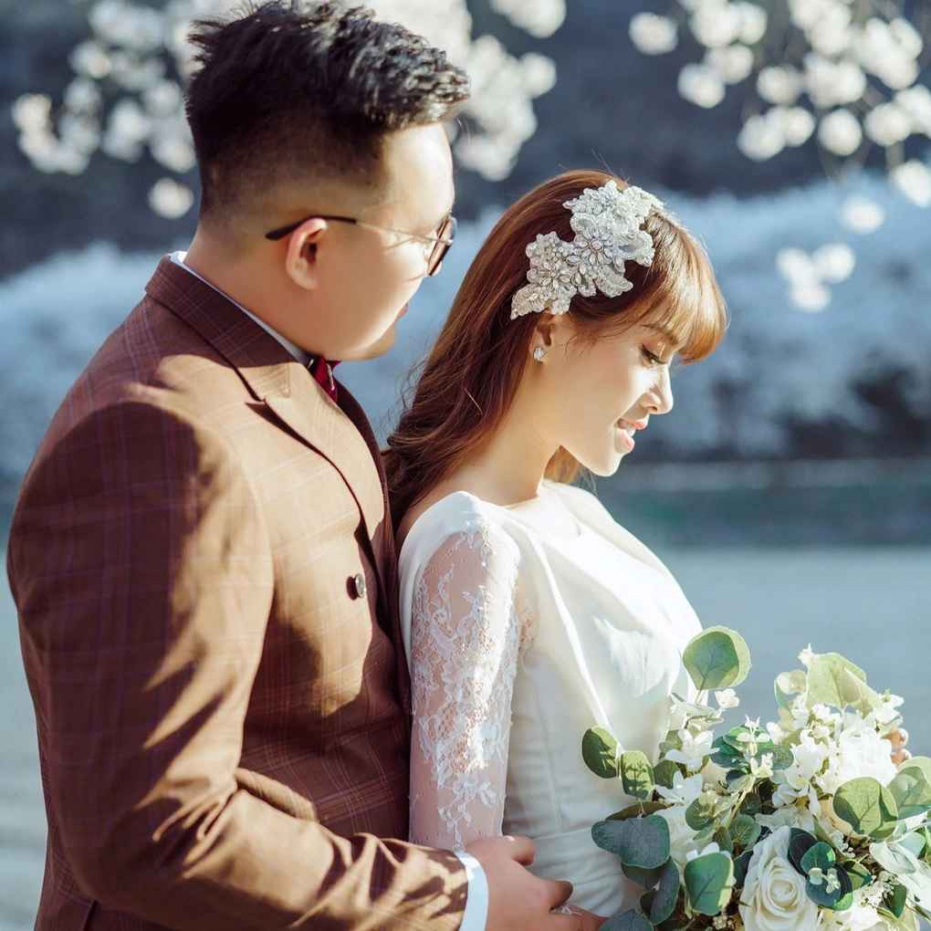 Chi Hoa (tên đầy đủ Nguyễn Linh Chi Hoa, SN 1992, Hà Nội) là diễn viên, người mẫu ảnh tự do. Cô được khán giả biết đến khi đảm nhận vai diễn Linh Cute trong bộ phim truyền hình nổi tiếng "Bước nhảy xì tin" (Ảnh: FBNV).