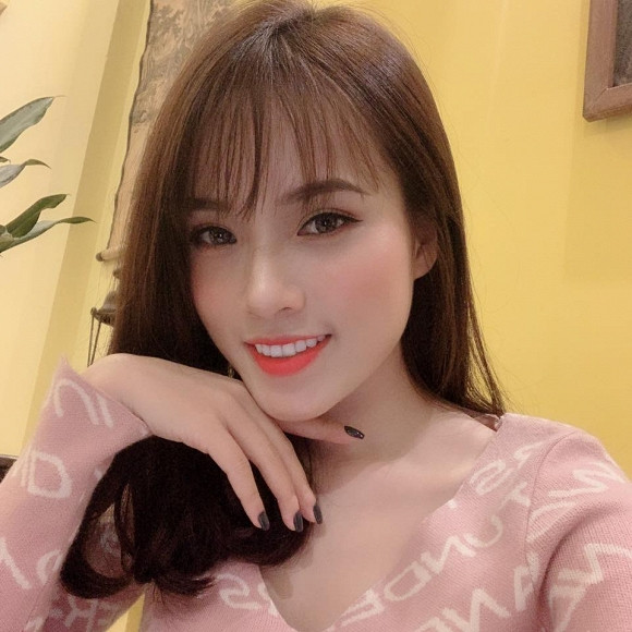 Ở tuổi 32, Chi Hoa tập trung phát triển sự nghiệp kinh doanh, dành nhiều thời gian chăm sóc hai nhóc tỳ kháu khỉnh và tận hưởng những chuyến đi du lịch nước ngoài bên chồng doanh nhân