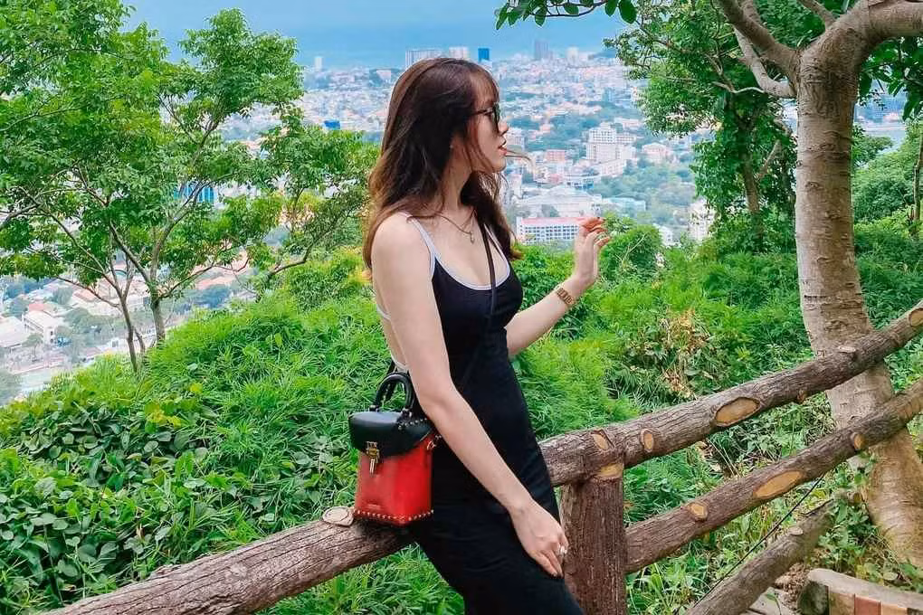 Chi Hoa có cuộc sống sang chảnh, đầy đủ về vật chất. Nàng cựu diễn viên yêu thích mua sắm và không ngại chi tiền "khủng" để sở hữu quần áo, phụ kiện và túi xách đến từ các thương hiệu cao cấp.