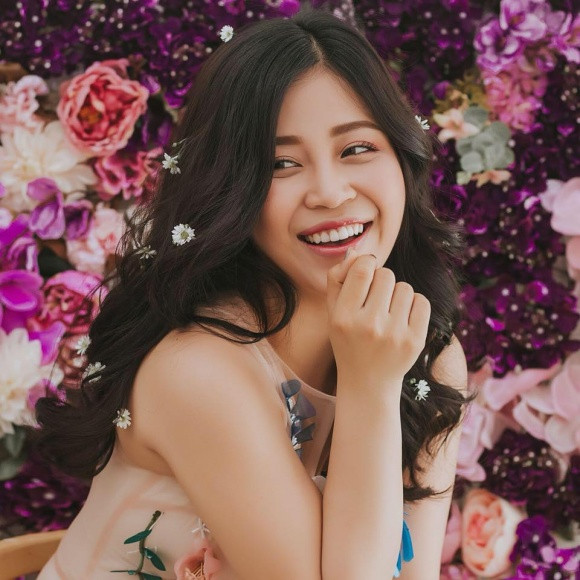 Ngoài ra, để tránh những bình luận từ người lạ, Cao Vy đã khóa phần bình luận công khai ở Facebook. Trên trang cá nhân có gần 180 nghìn người theo dõi, 9X cũng chỉ show 2 bức ảnh về bản thân.